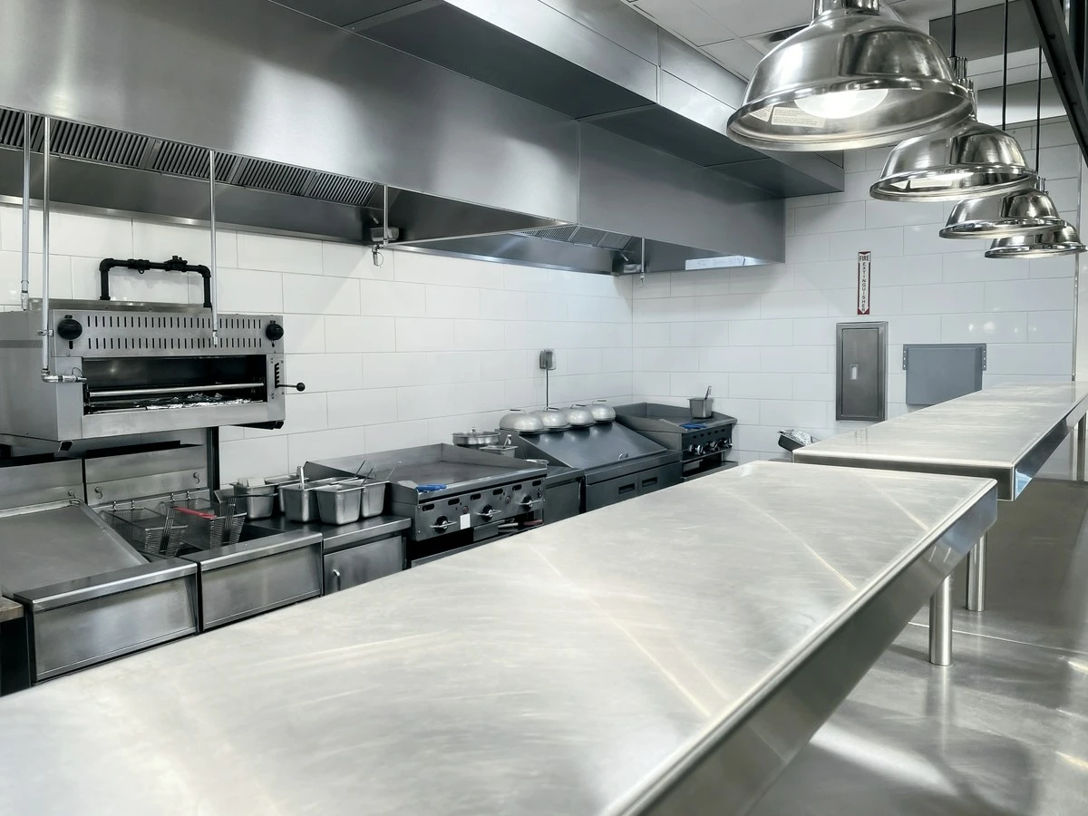 Jak dostosować stoły do potrzeb gastronomicznych?